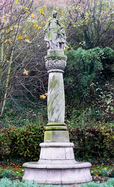 Statue of Æthelflæd, Lady of the Mercians, with her nephew Æthelstan, Tamworth